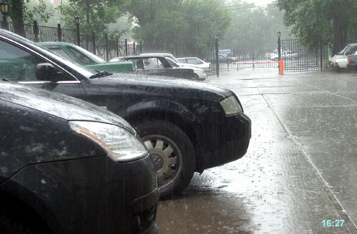 Первые капли дождя у ВДНХ. Первые капли дождя у ВДНХ.